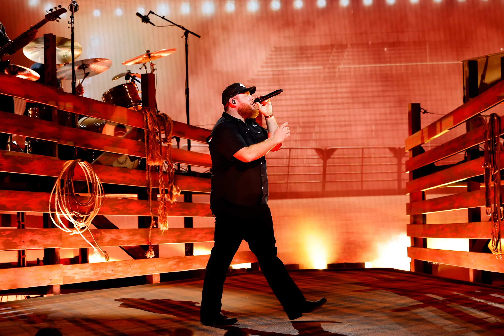 Luke Combs_CMA Awards.webp